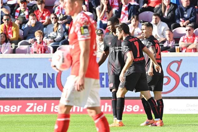 18.10.2025, xjrdrx, Fussball 1.Bundesliga, FSV Mainz 05 - Bayer 04 Leverkusen v.l. Christian Kofane (Bayer Leverkusen), Jonas Hofmann (Bayer Leverkusen)8, Alejandro Grimaldo (Bayer Leverkusen) celebrate the goal, Der Torjubel zum 1:3 (DFL DFB REGULATIONS PROHIBIT ANY USE OF PHOTOGRAPHS as IMAGE SEQUENCES and or QUASI-VIDEO) Mainz