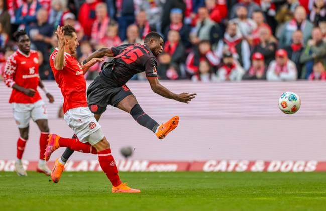 DEU, Mainz, FSV Mainz 05 vs Bayer Leverkusen, Bundesliga, DFB, MEWA Arena, 7. Spieltag, im Bild: Dominik Kohr (Mainz 05 31), Christian Kofane (Bayer Leverkusen 35) DFB DFL REGULATIONS PROHIBIT ANY USE OF PHOTOGRAPHS AS IMAGE SEQUENCES AND OR QUASI-VIDEO, 18.10.2025 Copyright: HMBxMedia HendrikxHamelau