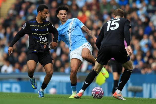 18th October 2025; Etihad Stadium, Manchester, Lancashire, England; Premier League Football, Manchester City versus Everton; Nico O& x2019;Reilly of Manchester City takes on Iliman Ndiaye and Jake O& x2019;Brien of Everton  DxB