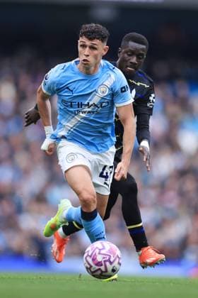 Football - Premier League - Manchester City v Everton 18th October 2025 - Premier League - Manchester City v Everton - Phil Foden of Manchester City battles with Idrissa Gueye of Everton - Photo: Simon Stacpoole Offside. Manchester UK Copyright: xSimonxStacpoolexOffside