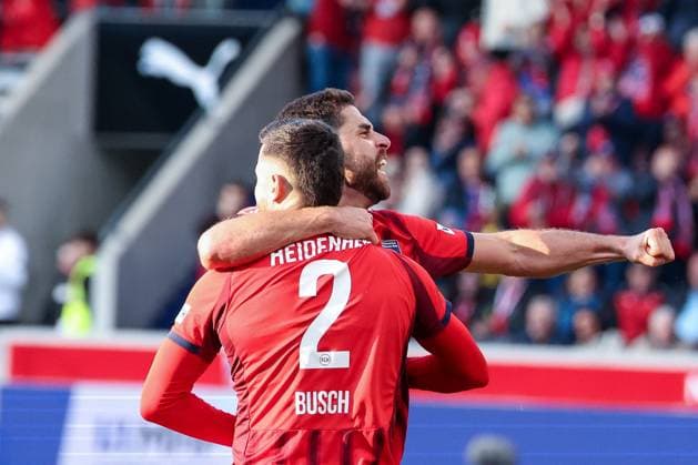 Jubel bei Marnon Busch 2 (1FC Heidenheim 1846) und Torschuetzen Stefan Schimmer 9 (1FC Heidenheim 1846) nach dem 1:1, 1. FC Heidenheim 1846 vs. SV Werder Bremen, DFL, Bundesliga, Saison 2025 2026, Voith Arena, Hinrunde, 7. Spieltag, 18.10.2025 DFB regulations prohibit any use of photographs as image sequences and or quasi-video Heidenheim Baden-Wuerttemberg Deutschland