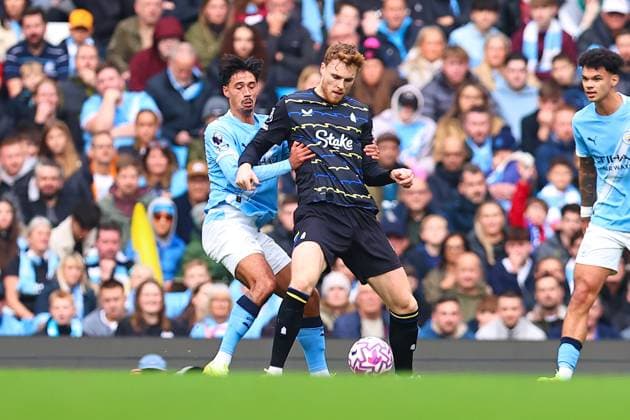 Manchester City v Everton, Premier League Tijjani Reijnders of Manchester City battles with Jake O Brien of Everton during the Manchester City v Everton Premier League match at the Etihad Stadium, Manchester, England on 18 October 2025 Credit: Ryan Crockett Every Second Media Editorial use only. All images are copyright Every Second Media Limited. No images may be reproduced without prior permission. All rights reserved. Premier League and Football League images are subject to licensing agreements with Football DataCo Limited. see https: www.football-dataco.com Copyright: xIMAGO EveryxSecondxMediax ESM-1625-0057 RyanxCrockettx xEveryxSecondxMediax