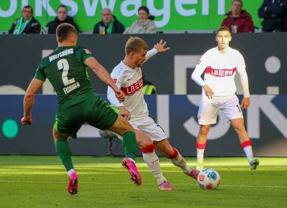 Deutschland: Bundesliga 2025 26, 7. Spieltag - VfL Wolfsburg vs VfB Stuttgart - Volkswagen Arena (Wolfsburg): Maximilian Mittelstädt Maximilian Mittelstadt (VfB Stuttgart, 7) Kilian Fischer (VfL Wolfsburg, 2) Copyright: xAymanxAlahmedx