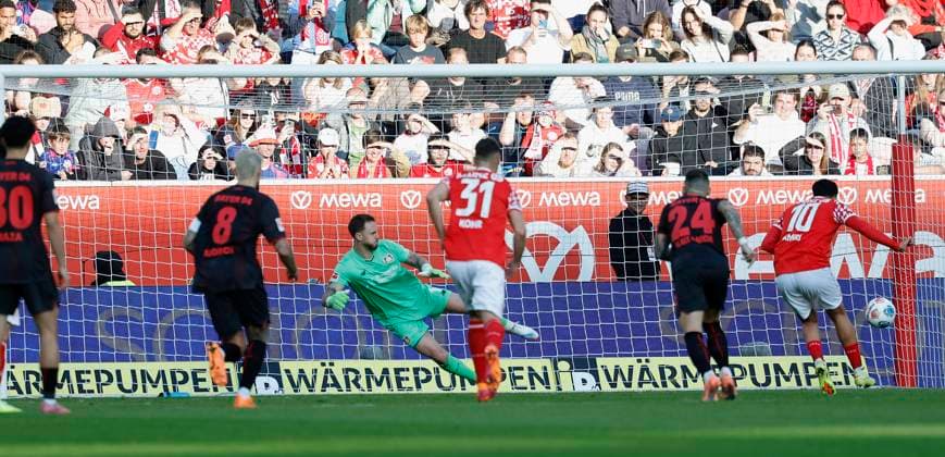 Nadiem Amiri (1.FSV Mainz 05, 10) Goal scored, erzielt das Tor zum 2:3 celebrate the goal, per Strafstoß, Strafstoss, Elfer, Elfmeter, 18.10.2025, Fussball, Bundesliga, 1. FSV Mainz 05 - Bayer 04 Leverkusen, GER, Mainz, MEWA ARENA, DFL REGULATIONS PROHIBIT ANY USE OF PHOTOGRAPHS AS IMAGE SEQUENCES AND OR QUASI-VIDEO. Copyright: HMBxMedia xHeikoxBecker
