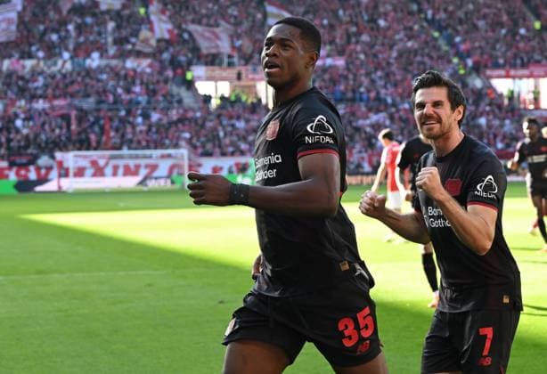 18.10.2025, xjrdrx, Fussball 1.Bundesliga, FSV Mainz 05 - Bayer 04 Leverkusen v.l. Christian Kofane (Bayer Leverkusen), Jonas Hofmann (Bayer Leverkusen) celebrate the goal, Der Torjubel zum 0:2 (DFL DFB REGULATIONS PROHIBIT ANY USE OF PHOTOGRAPHS as IMAGE SEQUENCES and or QUASI-VIDEO) Mainz