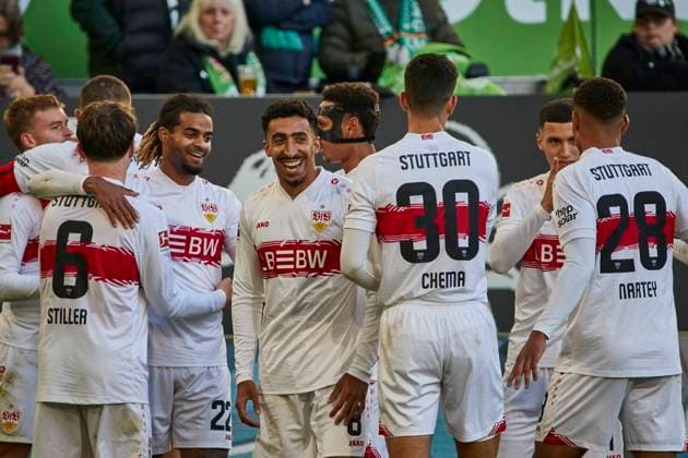 Torjubel Tor Stuttgart Freude abklatschen VfL Wolfsburg vs. VfB Stuttgart, Fussball Bundesliga, BL, Buli, Saison 2025 2026 18.10.2025 -Pressefoto Jan-Frederic Helbig VfL Wolfsburg vs. VfB Stuttgart, Fussball Bundesliga, BL, Buli, Volkswagen Arena, 1 Bundesliga, Saison 2025 2026, 18.10.2025 Wolfsburg Copyright: xEibner-Pressefoto Jan-FredericxHelbigx EP_JHG