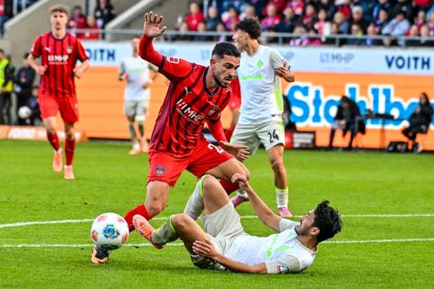 GER, 1. FBL, 1. FC Heidenheim vs SV Werder Bremen 18.10.2025, Voith-Arena, Heidenheim, GER, 1. FBL, 1. FC Heidenheim vs SV Werder Bremen, im Bild Arijon Ibrahimovic (Heidenheim, 22) und Yukinari Sugawara (Werder Bremen, 3) mit hartem Einsatz