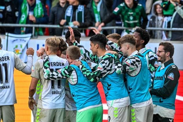 GER, 1. FBL, 1. FC Heidenheim vs SV Werder Bremen 18.10.2025, Voith-Arena, Heidenheim, GER, 1. FBL, 1. FC Heidenheim vs SV Werder Bremen, im Bild Werderaner Torjubel mit Ersatzspieler nach Tor zum 1:2
