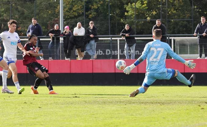 18.10.2025 - Fussball - Saison 2025 2026 - Regionalliga Bayern - 14. Spieltag: 1. FC Nürnberg FCN II ( Club ) - SV Viktoria Aschaffenburg - DaMa - xdaxmax - Eliyah Rau (20, 1. FC Nürnberg FCN II ) mit Torschuss gg Max Grün (27, SV Viktoria Aschaffenburg )
