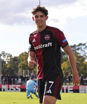 18.10.2025 - Fussball - Saison 2025 2026 - Regionalliga Bayern - 14. Spieltag: 1. FC Nürnberg FCN II ( Club ) - SV Viktoria Aschaffenburg - DaMa - xdaxmax - Jubel Freude Torjubel nach Tor zum 5:1 - Tino Kusanovic (7, 1. FC Nürnberg FCN II ) jubelt freut sich - Torschütze: Tino Kusanovic (7, 1. FC Nürnberg FCN II )