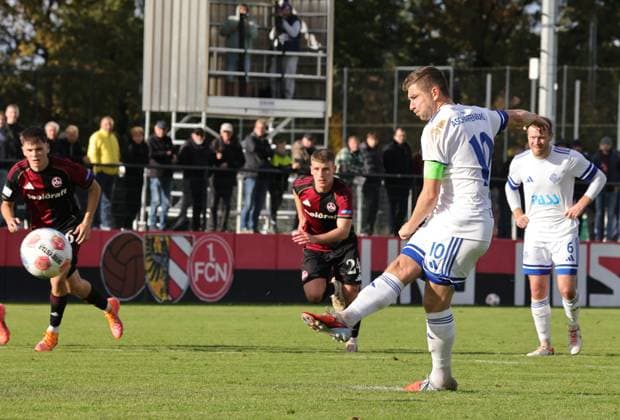 18.10.2025 - Fussball - Saison 2025 2026 - Regionalliga Bayern - 14. Spieltag: 1. FC Nürnberg FCN II ( Club ) - SV Viktoria Aschaffenburg - DaMa - xdaxmax - Tor Treffer Torschuß zum 5:2 - Torschütze Benjamin Baier (10, SV Viktoria Aschaffenburg ) per Elfmeter
