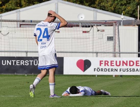 18.10.2025 - Fussball - Saison 2025 2026 - Regionalliga Bayern - 14. Spieltag: 1. FC Nürnberg FCN II ( Club ) - SV Viktoria Aschaffenburg - DaMa - xdaxmax - Eren Bozan (24, SV Viktoria Aschaffenburg ) Othmane Elidrissi Errahhali (47, SV Viktoria Aschaffenburg ) enttäuscht Enttäuschung nach Spielende