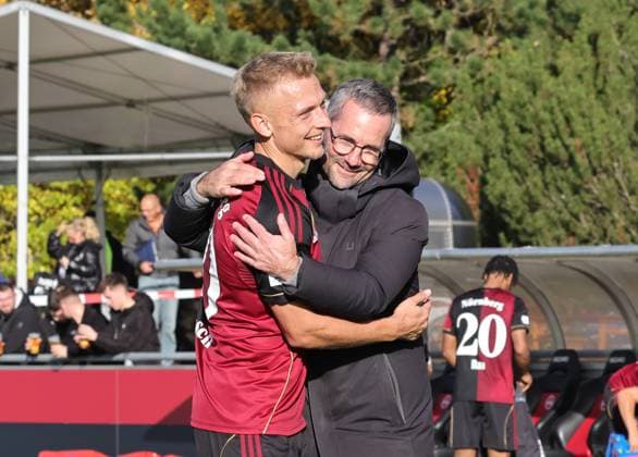 18.10.2025 - Fussball - Saison 2025 2026 - Regionalliga Bayern - 14. Spieltag: 1. FC Nürnberg FCN II ( Club ) - SV Viktoria Aschaffenburg - DaMa - xdaxmax - Jubel Freude nach Spielende - Benedikt Kirsch (10, 1. FC Nürnberg FCN II ) Michael Wiesinger (Leiter Nachwuchsleistungszentrum 1. FC Nürnberg FCN )