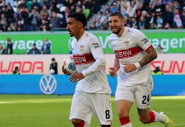 Deutschland: Bundesliga 2025 26, 7. Spieltag - VfL Wolfsburg vs VfB Stuttgart - Volkswagen Arena (Wolfsburg): Torjubel Tiago Tomas Tiago Tomas (VfB Stuttgart, 8) Jeff Chabot (VfB Stuttgart, 24) Copyright: xAymanxAlahmedx