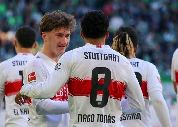 Deutschland: Bundesliga 2025 26, 7. Spieltag - VfL Wolfsburg vs VfB Stuttgart - Volkswagen Arena (Wolfsburg): Torjubel Tiago Tomas Tiago Tomas (VfB Stuttgart, 8) Angelo Stiller (VfB Stuttgart, 6) Copyright: xAymanxAlahmedx