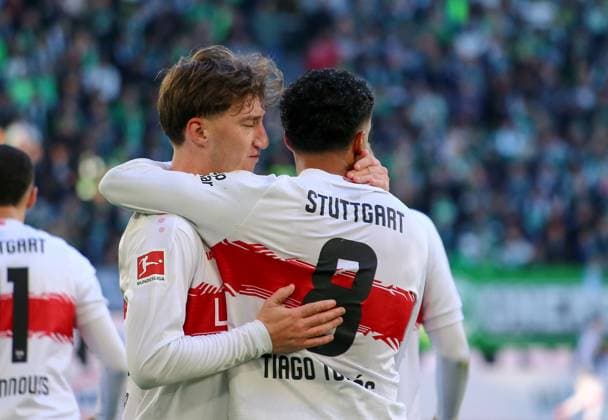 Deutschland: Bundesliga 2025 26, 7. Spieltag - VfL Wolfsburg vs VfB Stuttgart - Volkswagen Arena (Wolfsburg): Torjubel Tiago Tomas Tiago Tomas (VfB Stuttgart, 8) Angelo Stiller (VfB Stuttgart, 6) Copyright: xAymanxAlahmedx