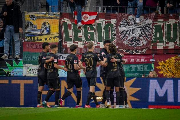 KOELN, GERMANY - OCTOBER 18: Fabian Rieder (FC Augsburg, 32) is celebrating his penalty goal with his teammates during the Bundesliga match between 1. FC Koeln vs. FC Augsburg at the Rheinenergie-Stadion on matchday 7 of the 1. Bundesliga on October 18, 2025 in Koeln, Germany. DFL REGULATIONS PROHIBIT ANY USE OF PHOTOGRAPHS AS IMAGE SEQUENCES AND OR QUASI-VIDEO. Nordrhein-Westfalen Germany Copyright: xBEAUTIFULxSPORTS AxelxKohringx