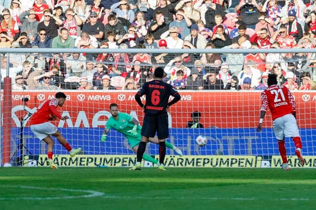 Elfmeter zum 2:3 durch Nadiem Amiri (1.FSV Mainz, 10) , Deutschland, Fussball, 1. Bundesliga, 7.Spieltag, 2025 2026, 1.FSV Mainz vs. Bayer 04 Leverkusen, 18.10.2025, Mewa Arena, Mainz, Deutschland Mainz Mewa Arena Rheinland-Pfalz Deutschland Copyright: xGrantxHubbsx