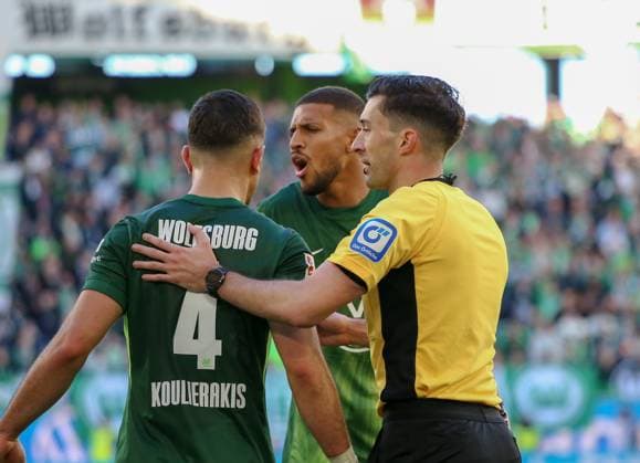 Deutschland: Bundesliga 2025 26, 7. Spieltag - VfL Wolfsburg vs VfB Stuttgart - Volkswagen Arena (Wolfsburg): SchiedsrichterFlorian Badstübner Konstantinos Koulierakis (VfL Wolfsburg, 4) Copyright: xAymanxAlahmedx