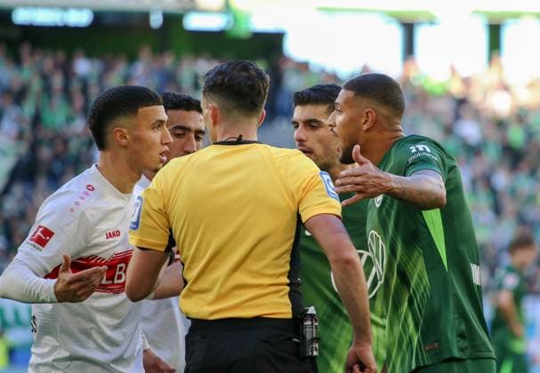 Deutschland: Bundesliga 2025 26, 7. Spieltag - VfL Wolfsburg vs VfB Stuttgart - Volkswagen Arena (Wolfsburg): SchiedsrichterFlorian Badstübner Konstantinos Koulierakis (VfL Wolfsburg, 4) Bilal El Khannouss (VfB Stuttgart, 11) Copyright: xAymanxAlahmedx