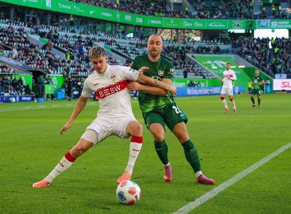 Deutschland: Bundesliga 2025 26, 7. Spieltag - VfL Wolfsburg vs VfB Stuttgart - Volkswagen Arena (Wolfsburg): Christian Eriksen (VfL Wolfsburg, 24) Ramon Hendriks (VfB Stuttgart, 3) Copyright: xAymanxAlahmedx