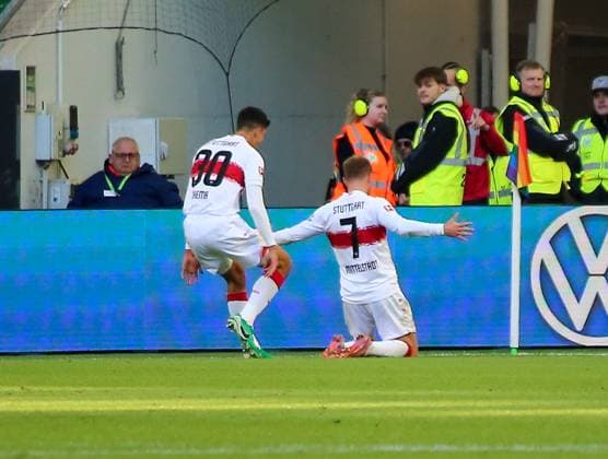 Deutschland: Bundesliga 2025 26, 7. Spieltag - VfL Wolfsburg vs VfB Stuttgart - Volkswagen Arena (Wolfsburg): Torjubel Maximilian Mittelstädt Maximilian Mittelstadt (VfB Stuttgart, 7) Chema AndrÃ s Chema Andres (VfB Stuttgart, 30) Copyright: xAymanxAlahmedx