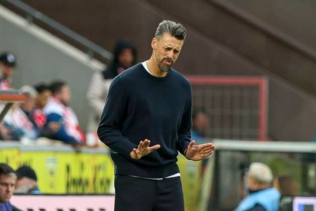 Köln, Deutschland, 18.10.25: Trainer Sandro Wagner gestikuliert, Gestik waehrend des Spiels der 1. Bundesliga zwischen 1. FC Köln vs FC Augsburg im RheinEnergieStadion Köln RheinEnergieStadion North Rhine-Westphalia Germany Copyright: xBrauer-Fotoagenturx xAdrianxSchlx