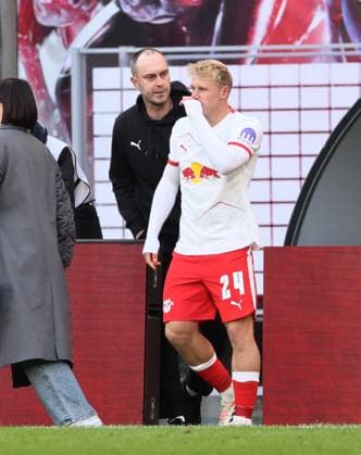 RB Leipzig - Hamburg Bundesliga Leipzig, 18.10.2025, Red Bull Arena, Fußball, 1.Bundesliga, 7.Spieltag , RB Leipzig vs. Hamburger SV, Im Bild: Spielerwechsel bei RB Leipzig. Christoph Baumgartner (14, RB Leipzig) geht, Xaver Schlager (24, RB Leipzig) kommt. Trainer Ole Werner, RB Leipzig. , Nur zur redaktionellen Nutzung. Only editorial use. , DFL DFB regulations prohibit any use of photographs as image sequences and or quasi-video. ,