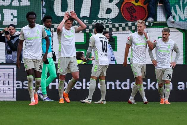 Jubel bei den Bremern nach dem 1:2 durch Jens Stage 6 (SV Werder Bremen), jubelt mit Leonardo Bittencourt 10 (SV Werder Bremen), 1. FC Heidenheim 1846 vs. SV Werder Bremen, DFL, Bundesliga, Saison 2025 2026, Voith Arena, Hinrunde, 7. Spieltag, 18.10.2025 DFB regulations prohibit any use of photographs as image sequences and or quasi-video Heidenheim Baden-Wuerttemberg Deutschland