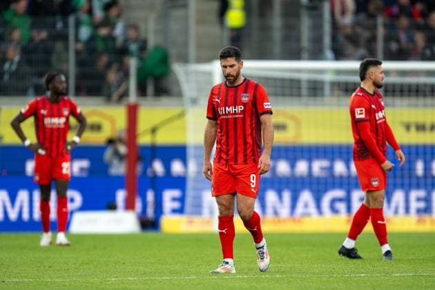 Omar Haktab Traore (FC Heidenheim, 23), Stefan Schimmer (FC Heidenheim, 09), Marnon Busch (FC Heidenheim, 02) sind enttäuscht enttaeuscht, unzufrieden, negative emotionen nach Tor zum 1:2 durch Jens Stage (SV Werder Bremen, 06), GER, 1. FC Heidenheim vs. Werder Bremen, Fussball, Bundesliga, 7. Spieltag, Spielzeit 2025 2026, 18.10.2025, DFL DFB REGULATIONS PROHIBIT ANY USE OF PHOTOGRAPHS AS IMAGE SEQUENCES AND OR QUASI-VIDEO, GER, 1. FC Heidenheim vs. Werder Bremen, Fussball, Bundesliga, 7. Spieltag, Spielzeit 2025 2026, 18.10.2025 Heidenheim Copyright: xEibner-Pressefotox EP_EER