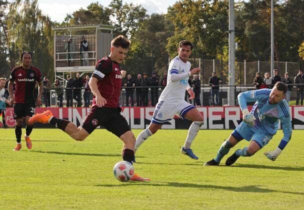 18.10.2025 - Fussball - Saison 2025 2026 - Regionalliga Bayern - 14. Spieltag: 1. FC Nürnberg FCN II ( Club ) - SV Viktoria Aschaffenburg - DaMa - xdaxmax - Pascal Fuchs (6, 1. FC Nürnberg FCN II ) mit Torschuss gg Max Grün (27, SV Viktoria Aschaffenburg )