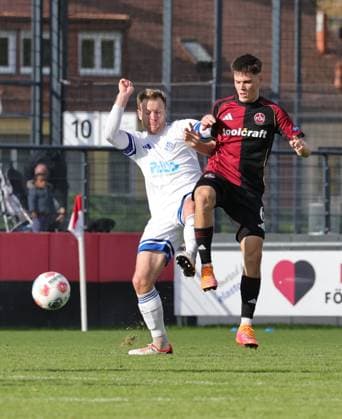 18.10.2025 - Fussball - Saison 2025 2026 - Regionalliga Bayern - 14. Spieltag: 1. FC Nürnberg FCN II ( Club ) - SV Viktoria Aschaffenburg - DaMa - xdaxmax - Roberto Desch (6, SV Viktoria Aschaffenburg ) Pascal Fuchs (6, 1. FC Nürnberg FCN II )