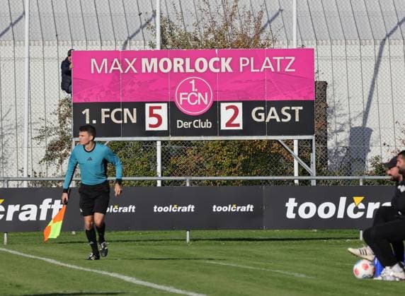 18.10.2025 - Fussball - Saison 2025 2026 - Regionalliga Bayern - 14. Spieltag: 1. FC Nürnberg FCN II ( Club ) - SV Viktoria Aschaffenburg - DaMa - xdaxmax - Symbolbild Symbolfoto Feature Impression - Anzeigentafel mit Endstand 5:2 für den FCN