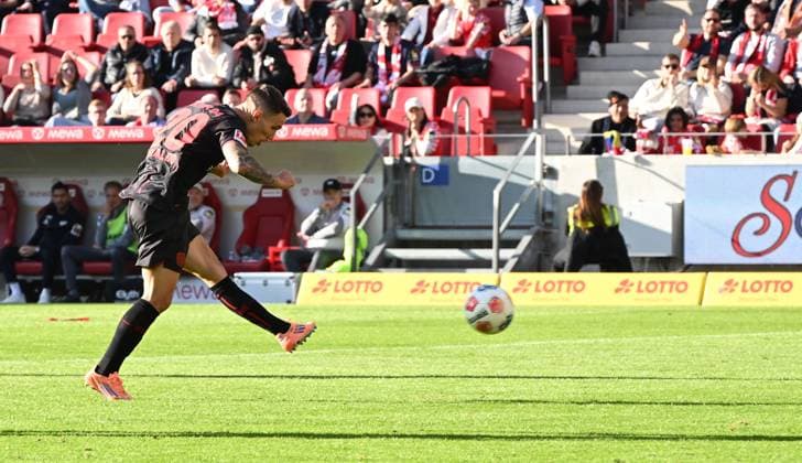 18.10.2025, xjrdrx, Fussball 1.Bundesliga, FSV Mainz 05 - Bayer 04 Leverkusen v.l. Alejandro Grimaldo (Bayer Leverkusen) Goal scored, erzielt das Tor zum 1:3 (DFL DFB REGULATIONS PROHIBIT ANY USE OF PHOTOGRAPHS as IMAGE SEQUENCES and or QUASI-VIDEO) Mainz