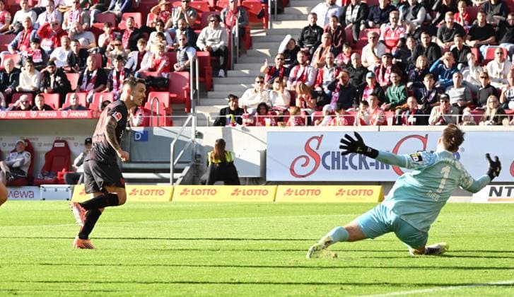 18.10.2025, xjrdrx, Fussball 1.Bundesliga, FSV Mainz 05 - Bayer 04 Leverkusen v.l. Alejandro Grimaldo (Bayer Leverkusen) Goal scored, erzielt das Tor zum 1:3, Lasse Rieß (FSV Mainz 05) (DFL DFB REGULATIONS PROHIBIT ANY USE OF PHOTOGRAPHS as IMAGE SEQUENCES and or QUASI-VIDEO) Mainz