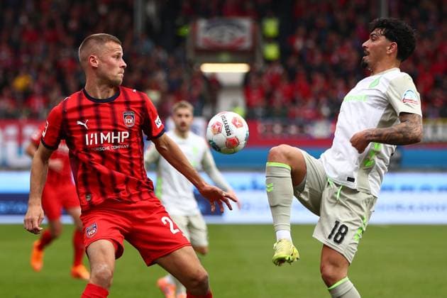 18.10.2025, xmohx, Fussball 1.Bundesliga, 1.FC Heidenheim - SV Werder Bremen v.l. Andreas Beck (1.FC Heidenheim) Cameron Puertas (SV Werder Bremen) Zweikampf, Aktion, action, battle for the ball (DFL DFB REGULATIONS PROHIBIT ANY USE OF PHOTOGRAPHS as IMAGE SEQUENCES and or QUASI-VIDEO) Heidenheim