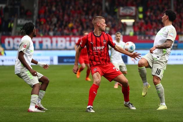 18.10.2025, xmohx, Fussball 1.Bundesliga, 1.FC Heidenheim - SV Werder Bremen v.l. Andreas Beck (1.FC Heidenheim) Cameron Puertas (SV Werder Bremen) Zweikampf, Aktion, action, battle for the ball (DFL DFB REGULATIONS PROHIBIT ANY USE OF PHOTOGRAPHS as IMAGE SEQUENCES and or QUASI-VIDEO) Heidenheim