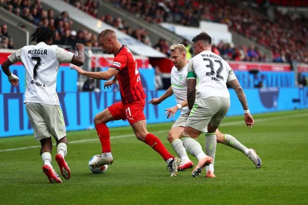 18.10.2025, xmohx, Fussball 1.Bundesliga, 1.FC Heidenheim - SV Werder Bremen v.l. Samuel Mbangula (SV Werder Bremen) Andreas Beck (1.FC Heidenheim) Marco Grüll (SV Werder Bremen) Marco Friedl (SV Werder Bremen) Zweikampf, Aktion, action, battle for the ball (DFL DFB REGULATIONS PROHIBIT ANY USE OF PHOTOGRAPHS as IMAGE SEQUENCES and or QUASI-VIDEO) Heidenheim