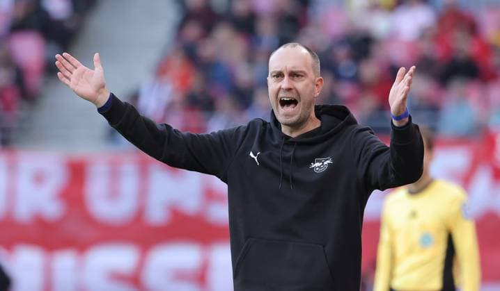 Trainer Ole Werner zeigend, gestikulierend Aktion Oberkörper Fußball Fussball DFL Bundesliga Herren 7. Spieltag Saison 2025 2026 18.10.2025 Rasen Ballsport RB Leipzig RBL vs. Hamburger SV HSV in der RedBull Arena DFL regulations prohibit any use of photographs as image sequences and or quasi-video.