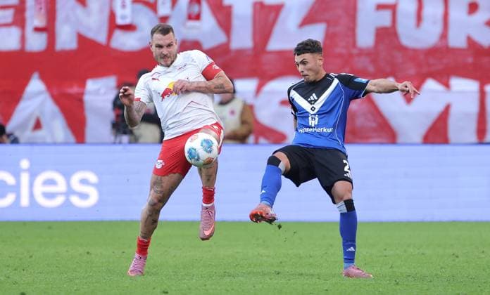 David Raum, William Mikelbrencis Zweikampf Spielszene Aktion Fußball Fussball DFL Bundesliga Herren 7. Spieltag Saison 2025 2026 18.10.2025 Rasen Ballsport RB Leipzig RBL vs. Hamburger SV HSV in der RedBull Arena DFL regulations prohibit any use of photographs as image sequences and or quasi-video.