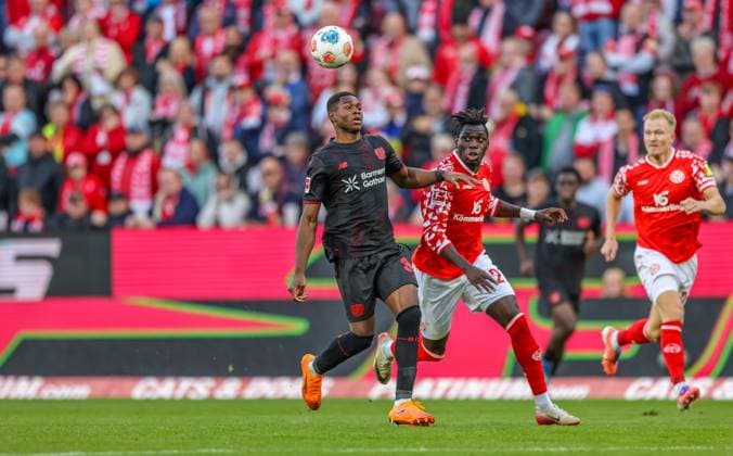 DEU, Mainz, FSV Mainz 05 vs Bayer Leverkusen, Bundesliga, DFB, MEWA Arena, 7. Spieltag, im Bild v.l.n.r: Christian Kofane (Bayer Leverkusen 35), Danny da Costa (Mainz 05 21), Zweikampf DFB DFL REGULATIONS PROHIBIT ANY USE OF PHOTOGRAPHS AS IMAGE SEQUENCES AND OR QUASI-VIDEO, 18.10.2025 Copyright: HMBxMedia HendrikxHamelau