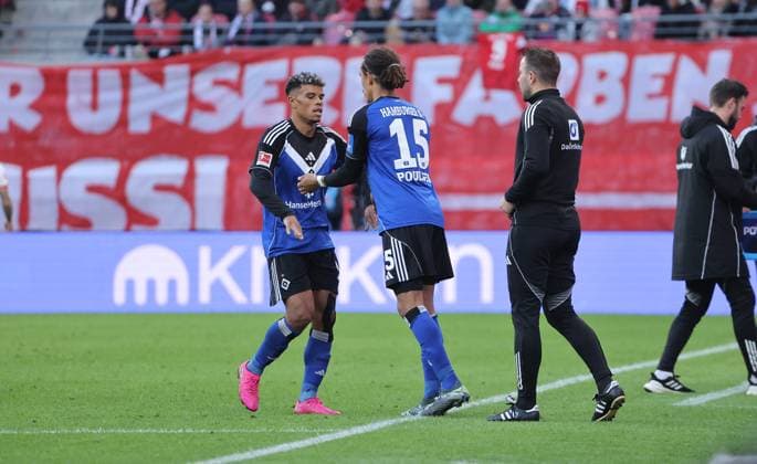 Einwechselung Yussuf Poulsen, Auswechselung Ransford Königsdörffer Fußball Fussball DFL Bundesliga Herren 7. Spieltag Saison 2025 2026 18.10.2025 Rasen Ballsport RB Leipzig RBL vs. Hamburger SV HSV in der RedBull Arena DFL regulations prohibit any use of photographs as image sequences and or quasi-video.