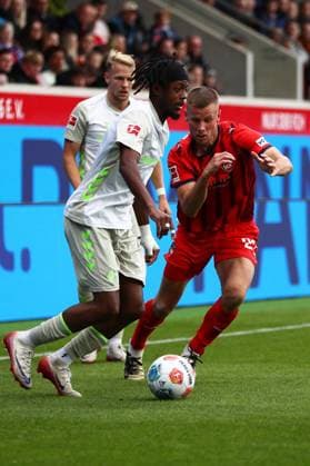 18.10.2025, xmohx, Fussball 1.Bundesliga, 1.FC Heidenheim - SV Werder Bremen v.l. Samuel Mbangula (SV Werder Bremen) Andreas Beck (1.FC Heidenheim) Marco Grüll (SV Werder Bremen) Zweikampf, Aktion, action, battle for the ball (DFL DFB REGULATIONS PROHIBIT ANY USE OF PHOTOGRAPHS as IMAGE SEQUENCES and or QUASI-VIDEO) Heidenheim
