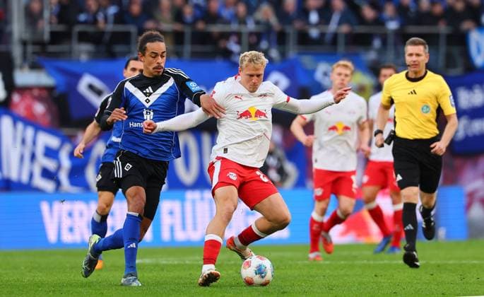 RB Leipzig - Hamburg Bundesliga Leipzig, 18.10.2025, Red Bull Arena, Fussball, Bundesliga, Spieltag 7 , RB Leipzig vs. Hamburger SV , Im Bild v.l.: Yussuf PoulsenÊ( 15, HSV) und Xaver Schlager (24, RB Leipzig) ,