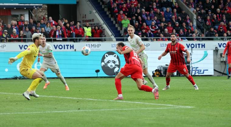 18.10.25 1. FC Heidenheim - SV Werder Bremen Deutschland, Heidenheim, 18.10.2025, Fussball, Saison 2025 2026, Bundesliga, 1. FC Heidenheim - SV Werder Bremen: v.l. Mio Backhaus (SV Werder Bremen), Jonas Föhrenbach (1. FC Heidenheim); Tor 2:2 Föhrenbach.
