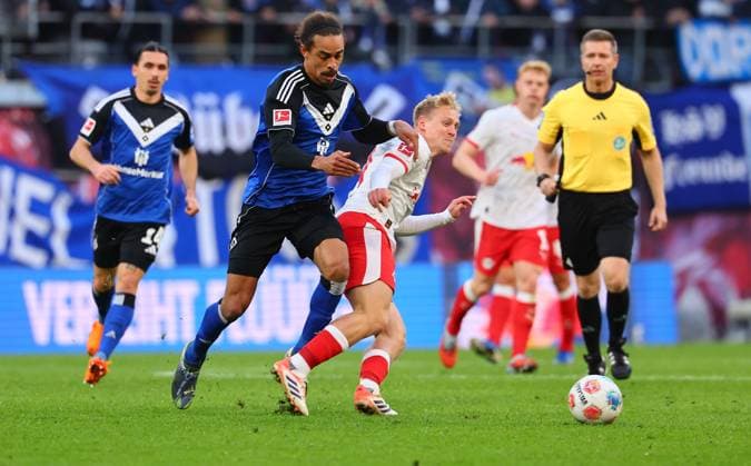 RB Leipzig - Hamburg Bundesliga Leipzig, 18.10.2025, Red Bull Arena, Fussball, Bundesliga, Spieltag 7 , RB Leipzig vs. Hamburger SV , Im Bild v.l.: Yussuf PoulsenÊ( 15, HSV) und Xaver Schlager (24, RB Leipzig) ,