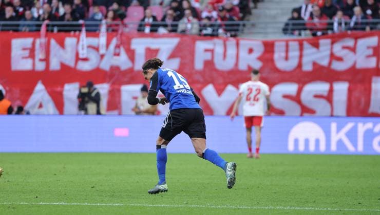 Einwechselung Yussuf Poulsen Fußball Fussball DFL Bundesliga Herren 7. Spieltag Saison 2025 2026 18.10.2025 Rasen Ballsport RB Leipzig RBL vs. Hamburger SV HSV in der RedBull Arena DFL regulations prohibit any use of photographs as image sequences and or quasi-video.