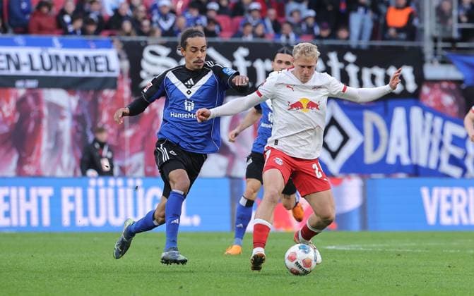 Yussuf Poulsen, Xaver Schlager Zweikampf Spielszene Aktion Fußball Fussball DFL Bundesliga Herren 7. Spieltag Saison 2025 2026 18.10.2025 Rasen Ballsport RB Leipzig RBL vs. Hamburger SV HSV in der RedBull Arena DFL regulations prohibit any use of photographs as image sequences and or quasi-video.