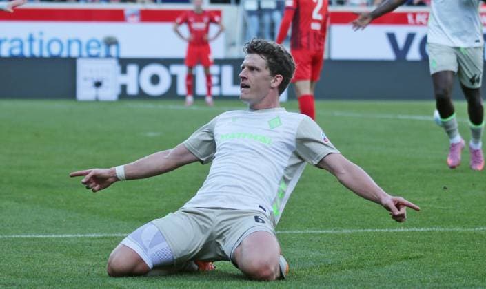 18.10.2025, xmohx, Fussball 1.Bundesliga, 1.FC Heidenheim - SV Werder Bremen v.l. Bremen bejubelt das 1-2 durch Jens Stage (DFL DFB REGULATIONS PROHIBIT ANY USE OF PHOTOGRAPHS as IMAGE SEQUENCES and or QUASI-VIDEO) Heidenheim