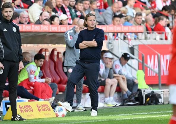 18.10.2025, xsltx, Fussball 1.Bundesliga, FSV Mainz 05 - Bayer 04 Leverkusen v.l. Bo Henriksen (Cheftrainer 1. FSV Mainz 05) (DFL DFB REGULATIONS PROHIBIT ANY USE OF PHOTOGRAPHS as IMAGE SEQUENCES and or QUASI-VIDEO)